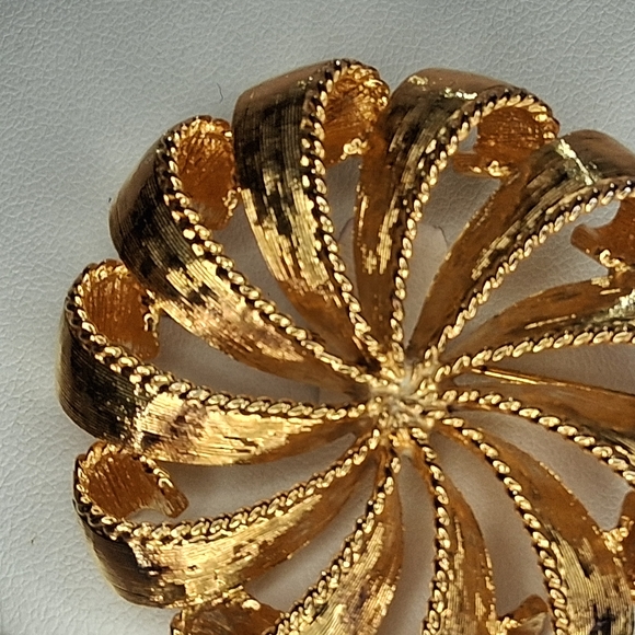 Anne Klein AK Signed Gold Toned Round Circular Ribbon Brooch Sun Burst Swirl - Picture 4 of 9
